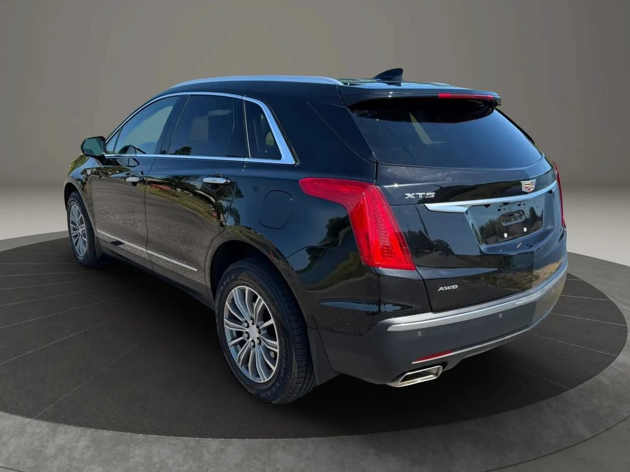 Used 2017 Cadillac XT5 Luxury w/ Driver Awareness Package AWD/4WD image 8