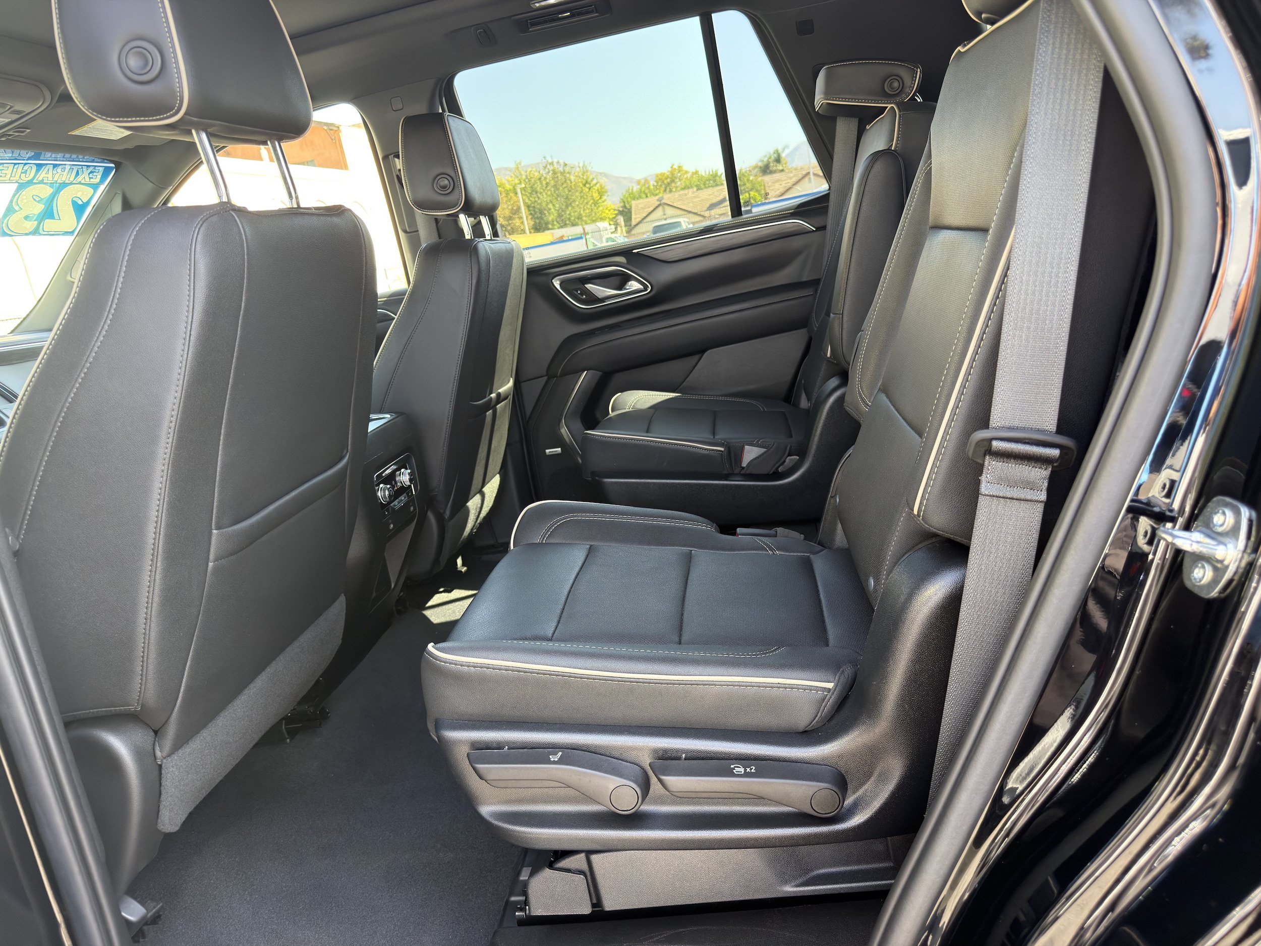 Used 2023 GMC Yukon SLT w/ SLT Luxury Package AWD/4WD image 18
