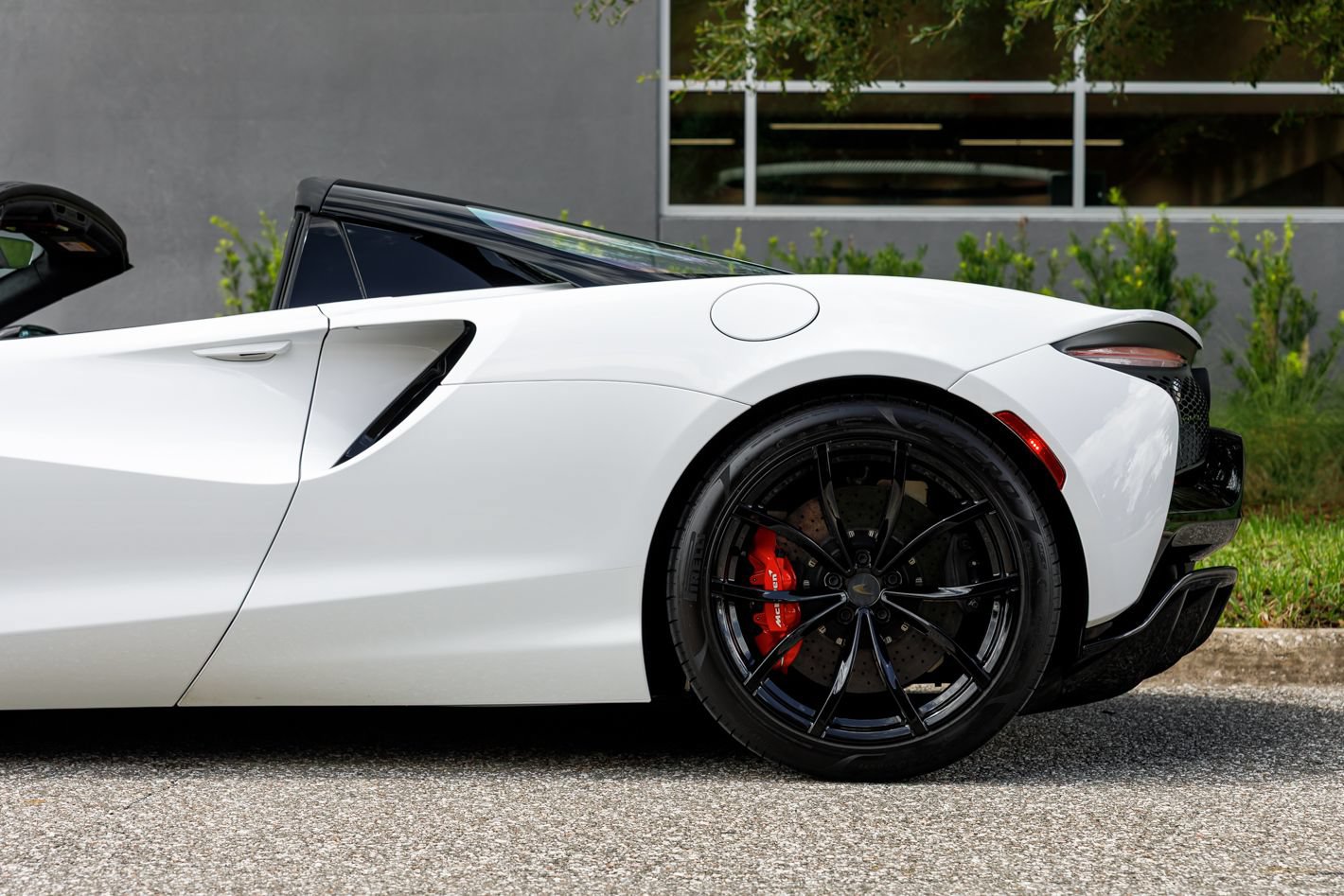 Used 2025 McLaren Artura Spider RWD image 28