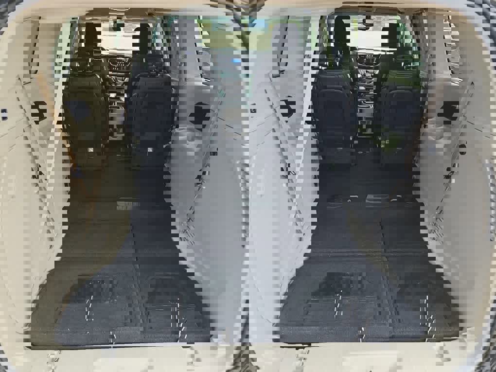 Used 2019 Chrysler Pacifica Touring-L image 20