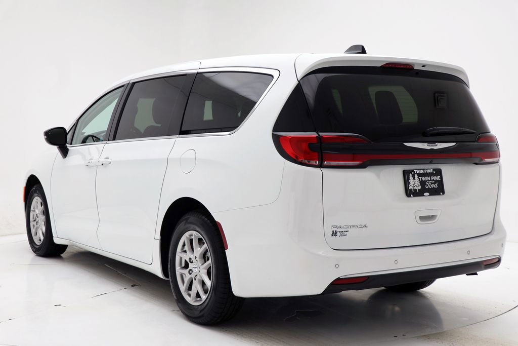 Used 2024 Chrysler Pacifica Touring-L FWD image 6