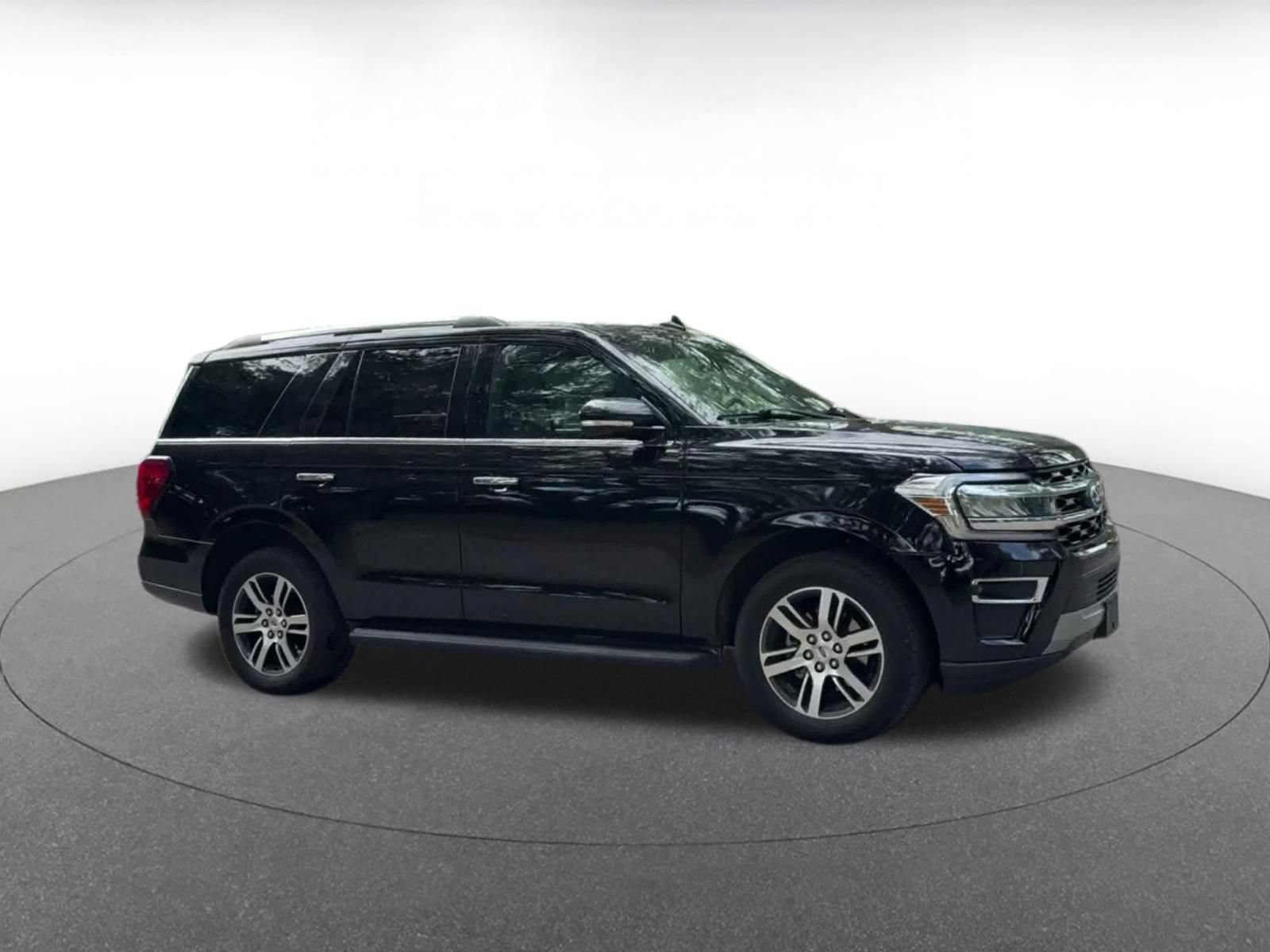 Used 2024 Ford Expedition Limited AWD/4WD image 2