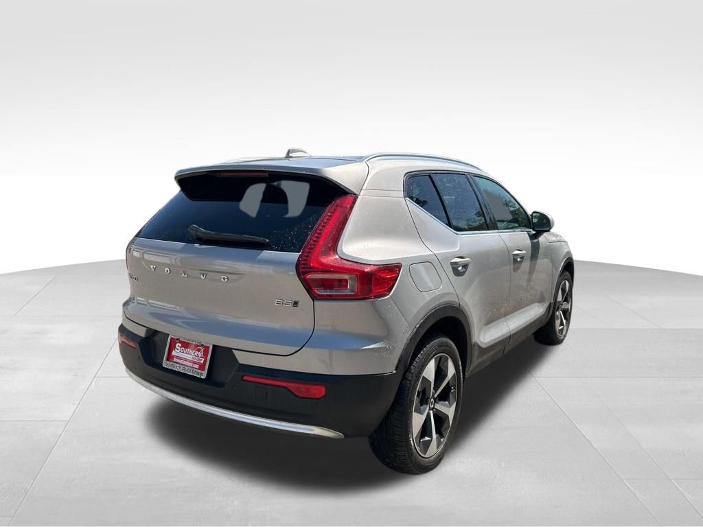 Used 2025 Volvo XC40 B5 Plus image 5