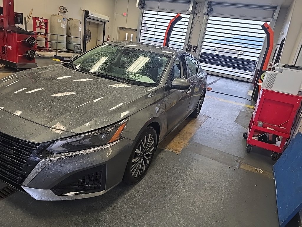 Used 2024 Nissan Altima 2.5 SV w/ SV Premium Package FWD image 2