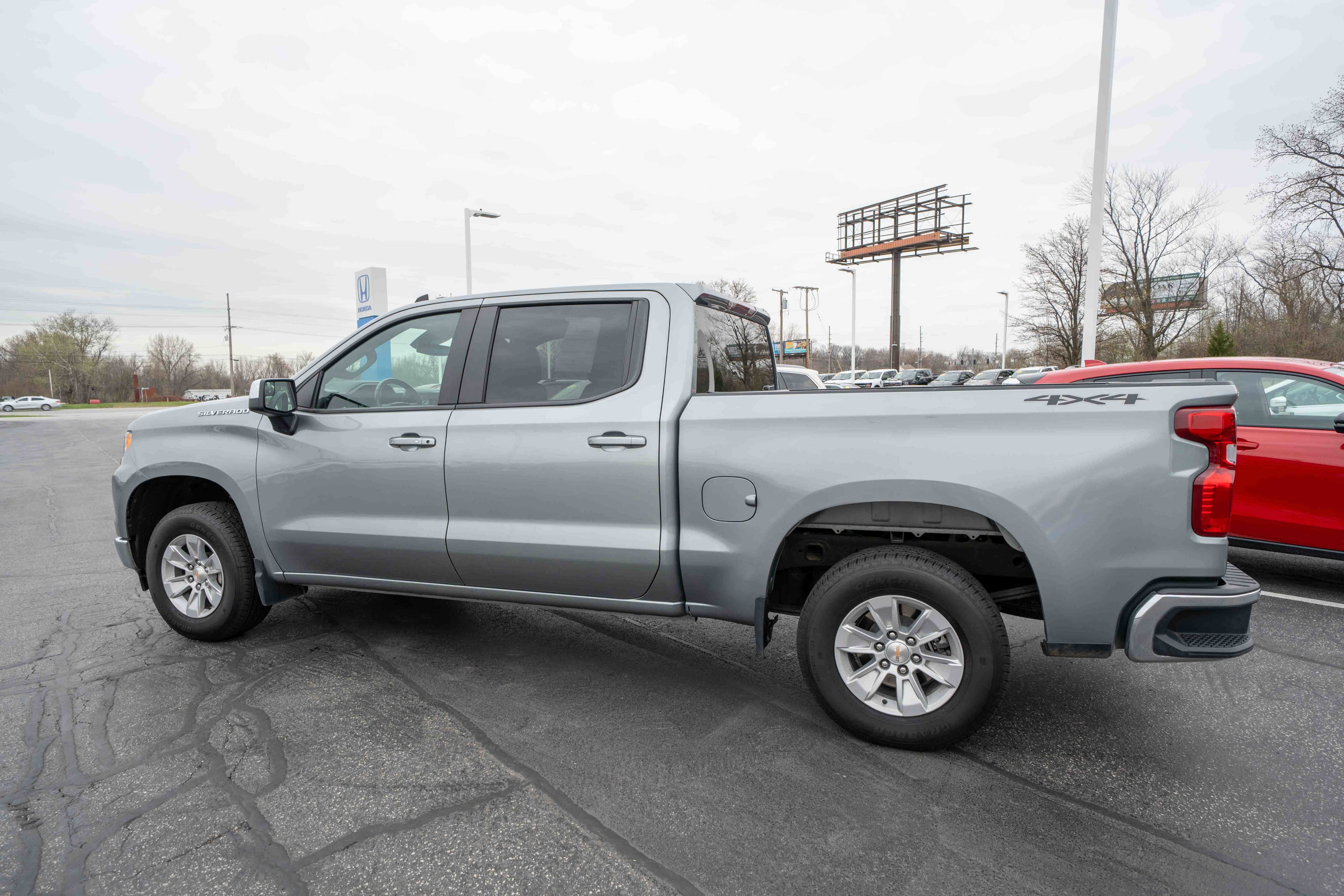 Used 2025 Chevrolet Silverado 1500 LT image 4