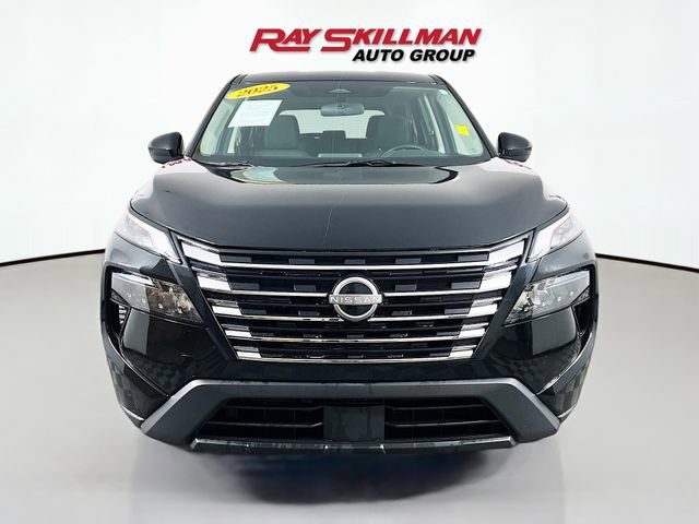 Used 2025 Nissan Rogue SV image 2
