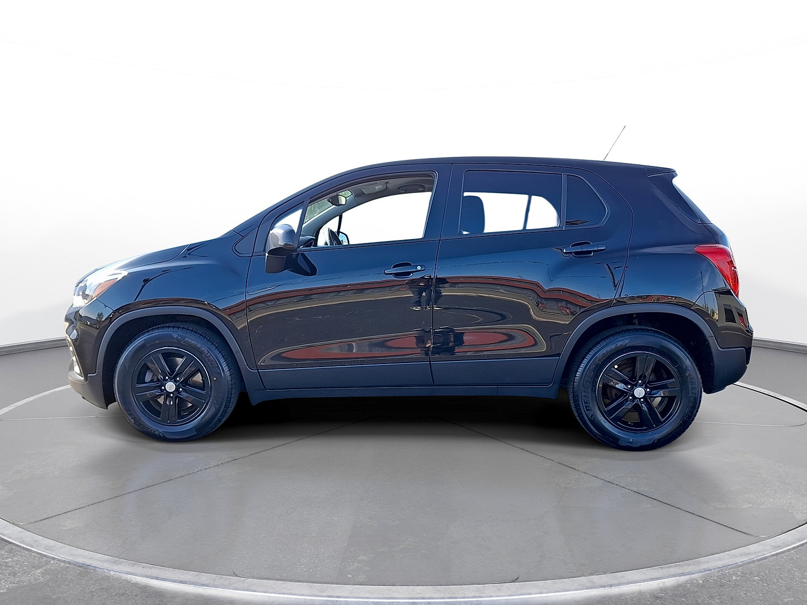 Used 2020 Chevrolet Trax LS w/ Tint and Cruise Package FWD image 5
