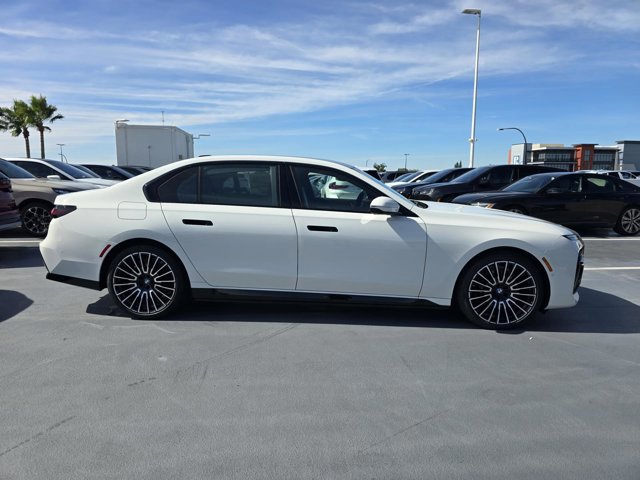 New 2026 BMW 750e xDrive image 2