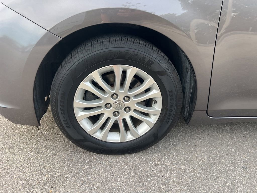 Used 2014 Toyota Sienna XLE image 31
