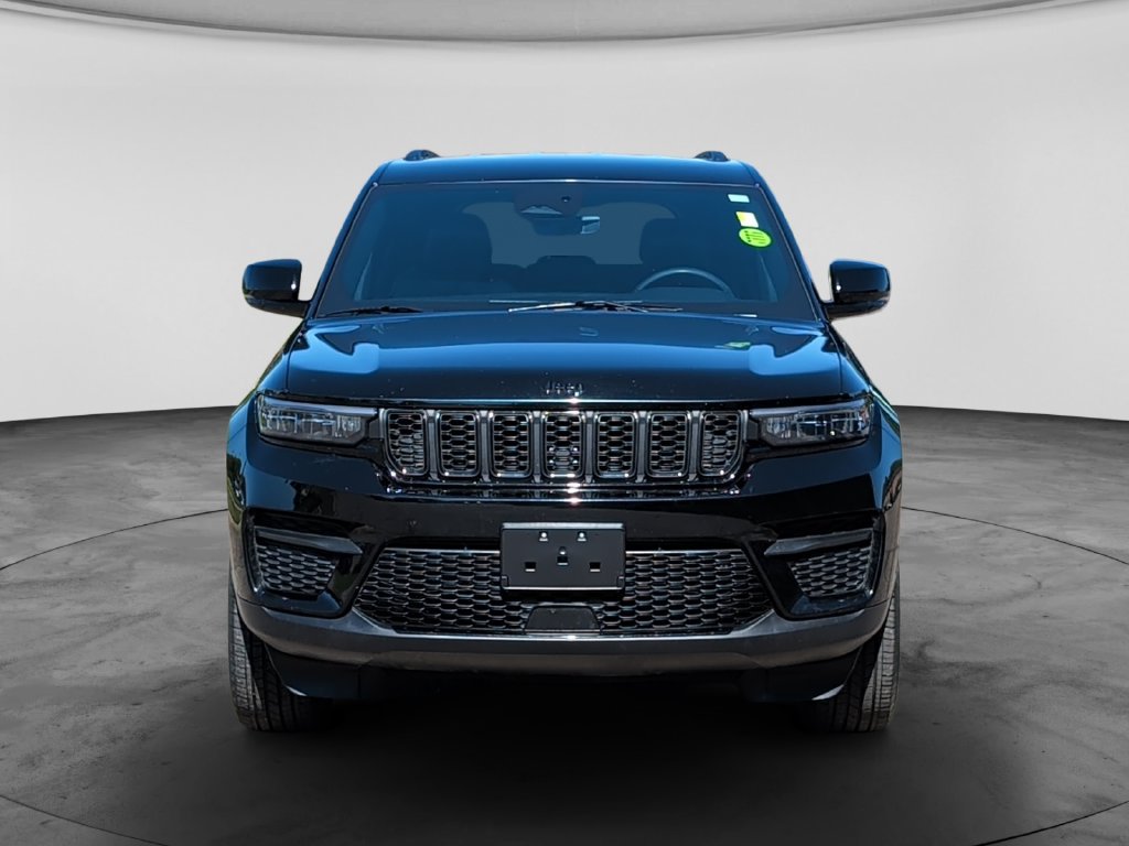 Used 2025 Jeep Grand Cherokee Altitude AWD/4WD image 2