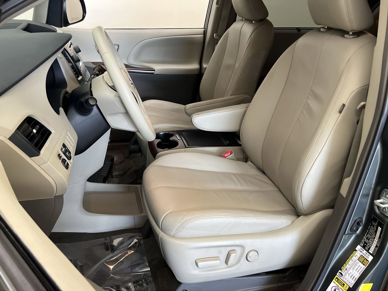Used 2013 Toyota Sienna XLE FWD image 12