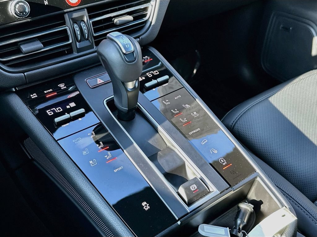 Certified 2026 Porsche Macan AWD/4WD image 19