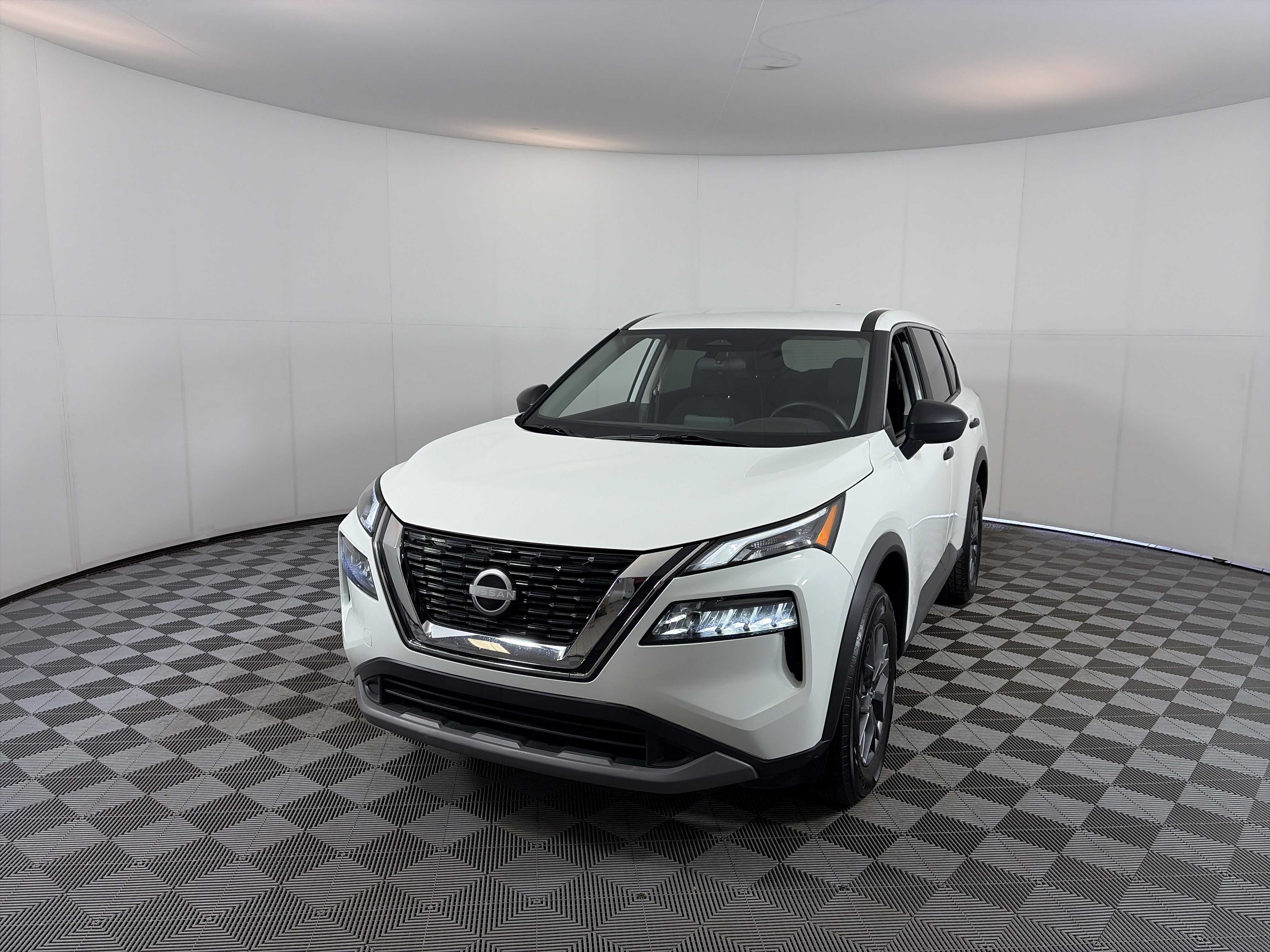 Used 2023 Nissan Rogue S image 2