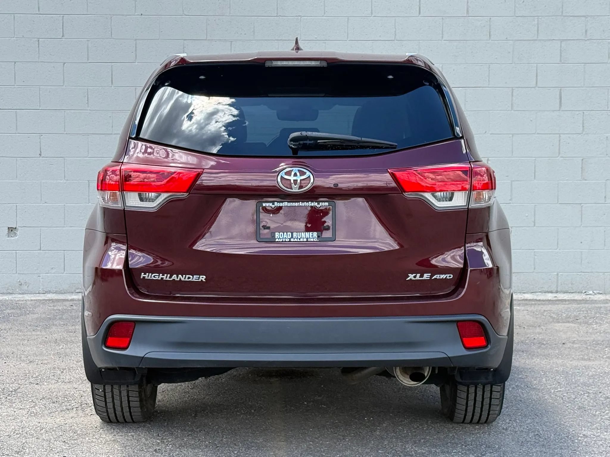 Used 2017 Toyota Highlander XLE w/ Carpet Mat Package AWD/4WD image 6