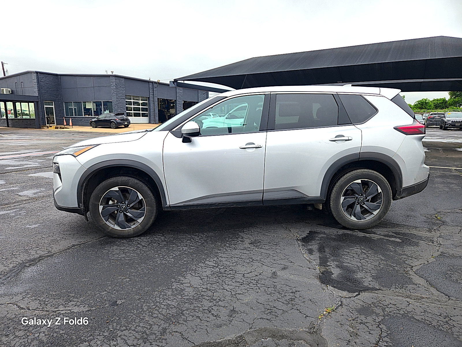 Used 2024 Nissan Rogue SV FWD image 4