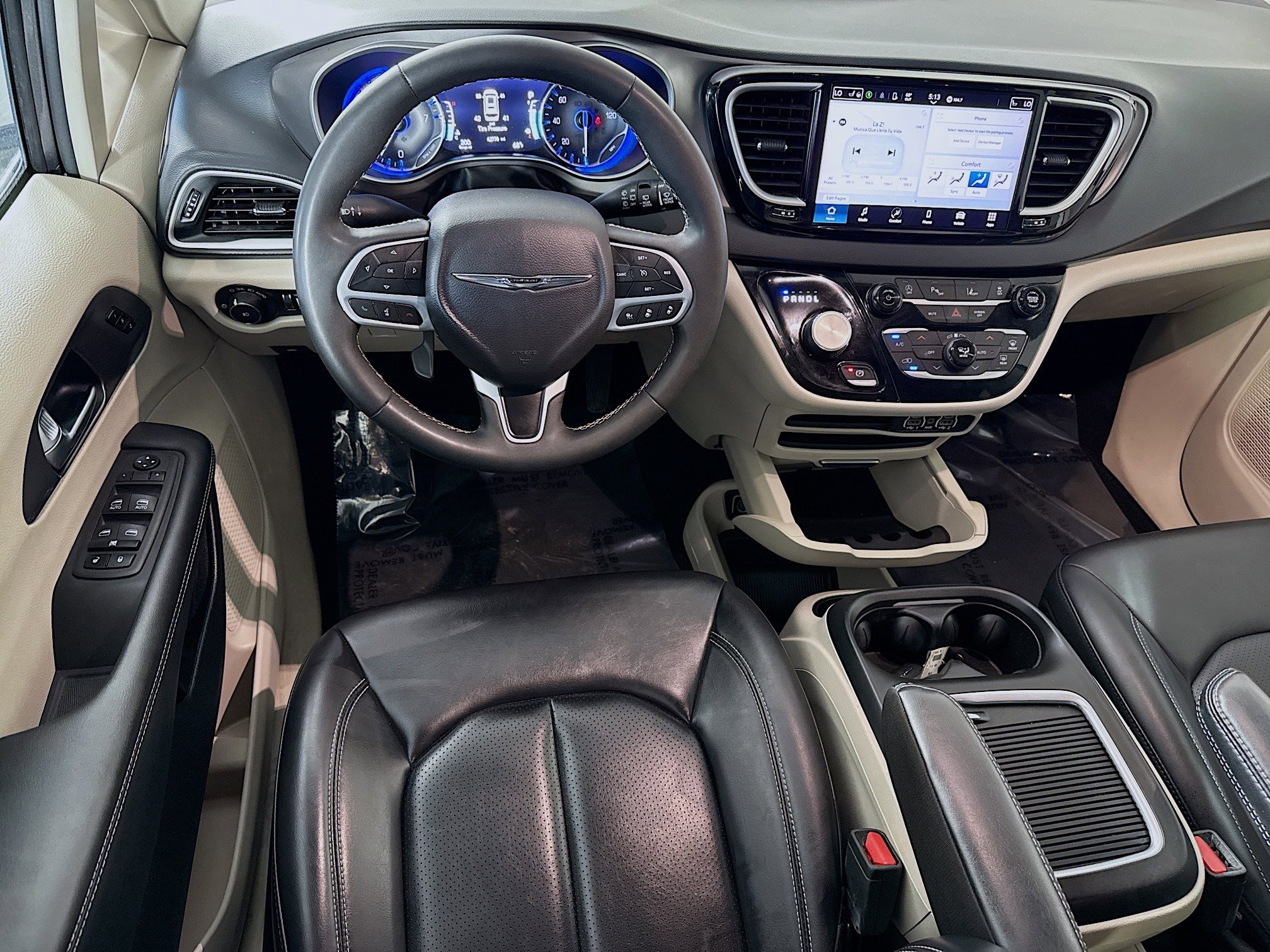 Used 2023 Chrysler Pacifica Touring-L image 17