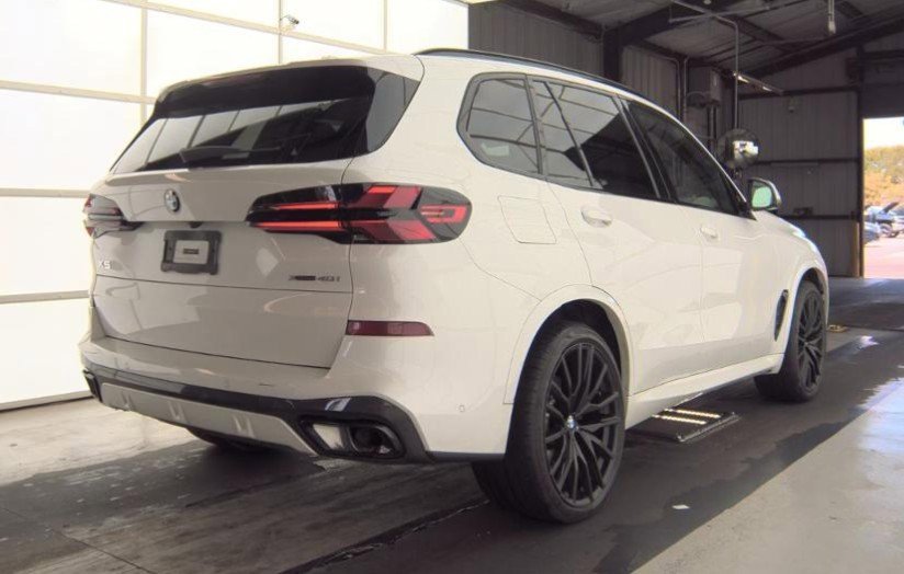 Used 2024 BMW X5 xDrive40i w/ M Sport Package image 5