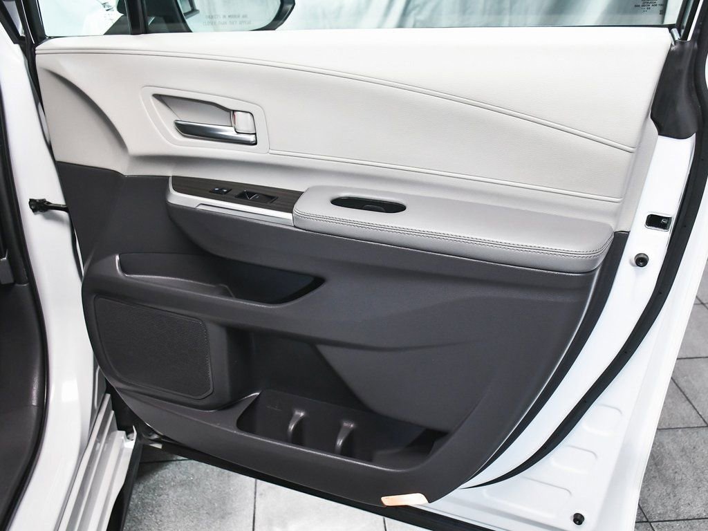 Used 2023 Toyota Sienna Limited image 15