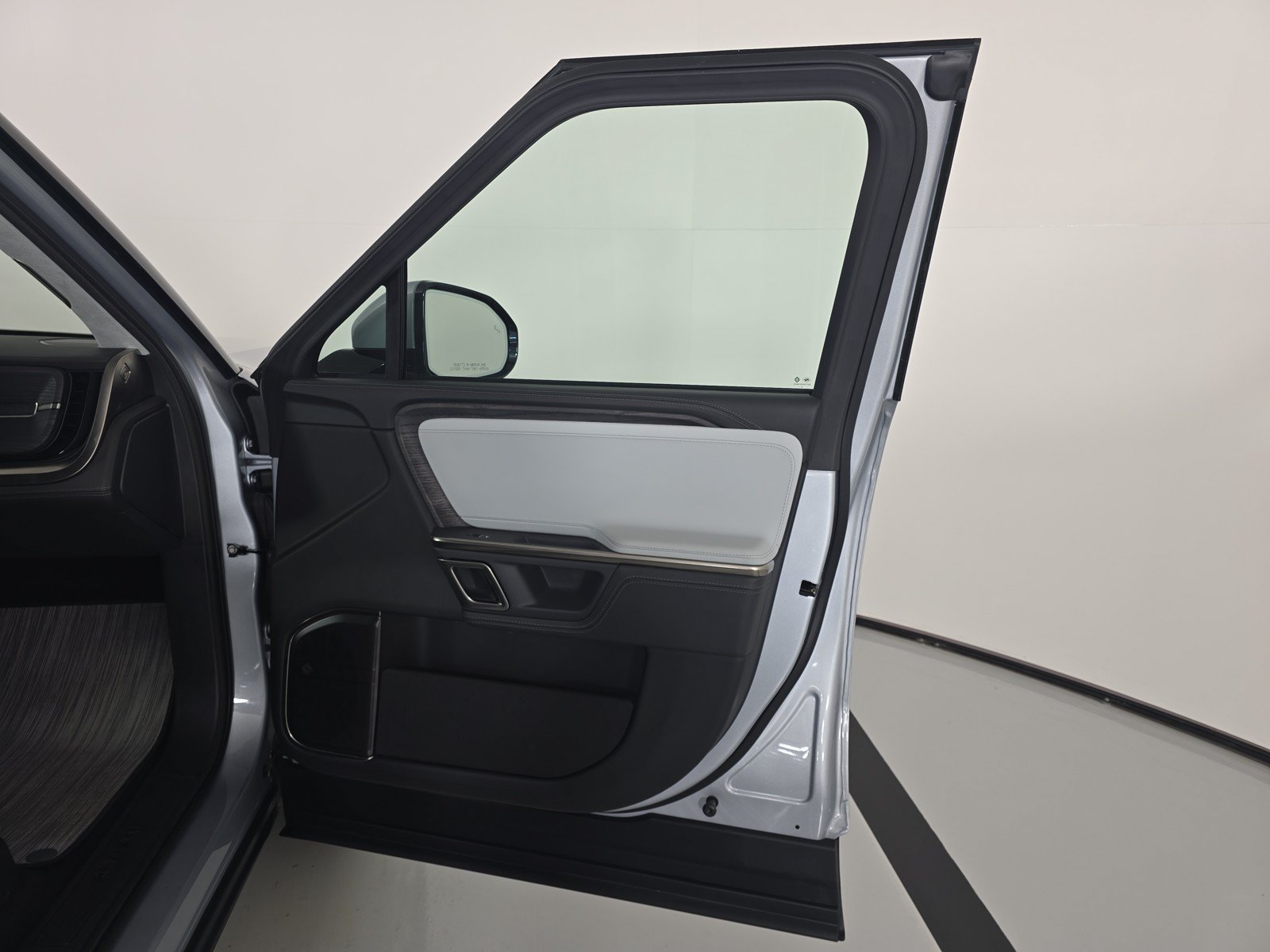 Used 2024 Rivian R1S Adventure AWD/4WD image 18
