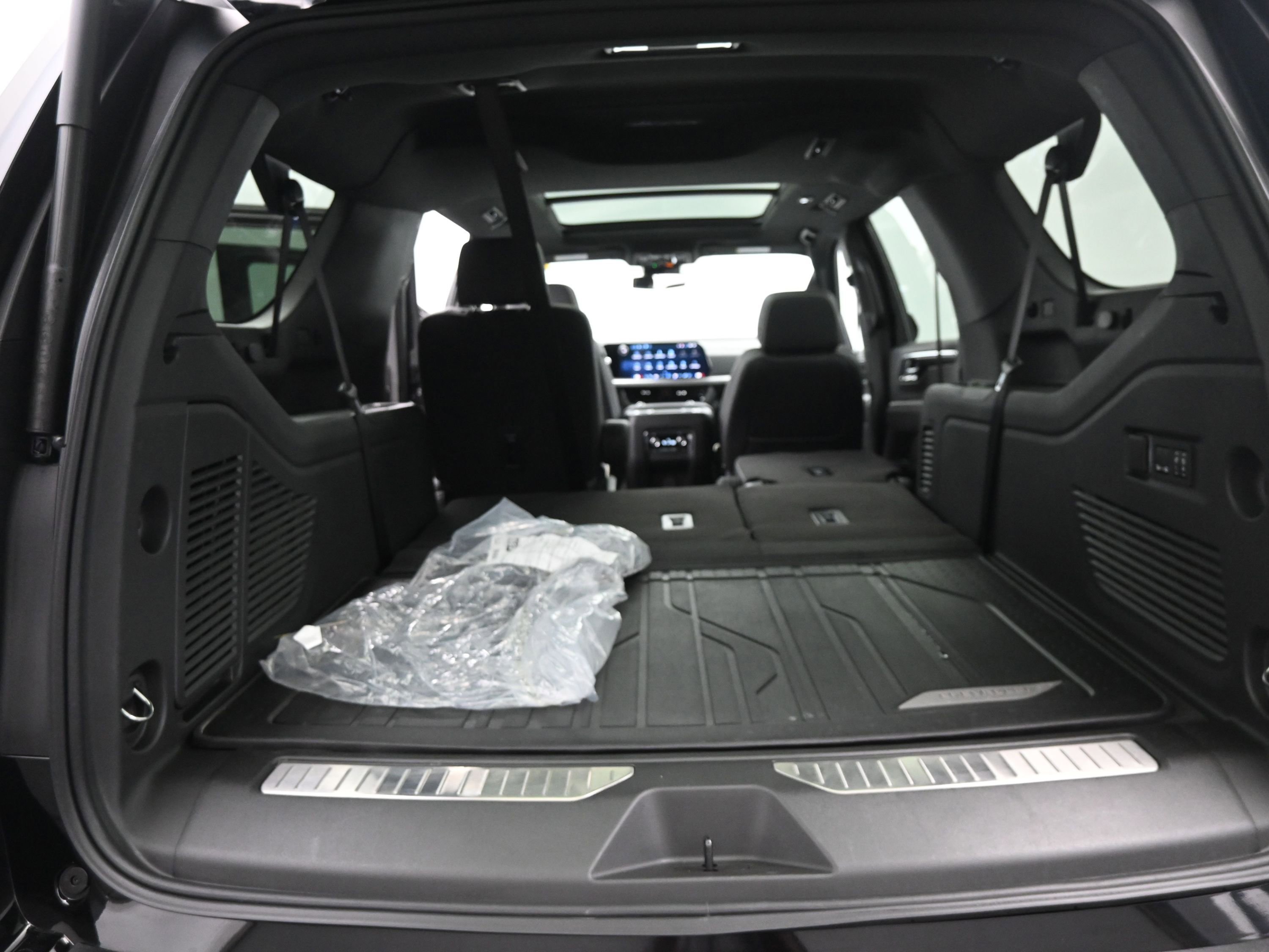 New 2026 Chevrolet Suburban Premier w/ Sun And Tow Package AWD/4WD image 19