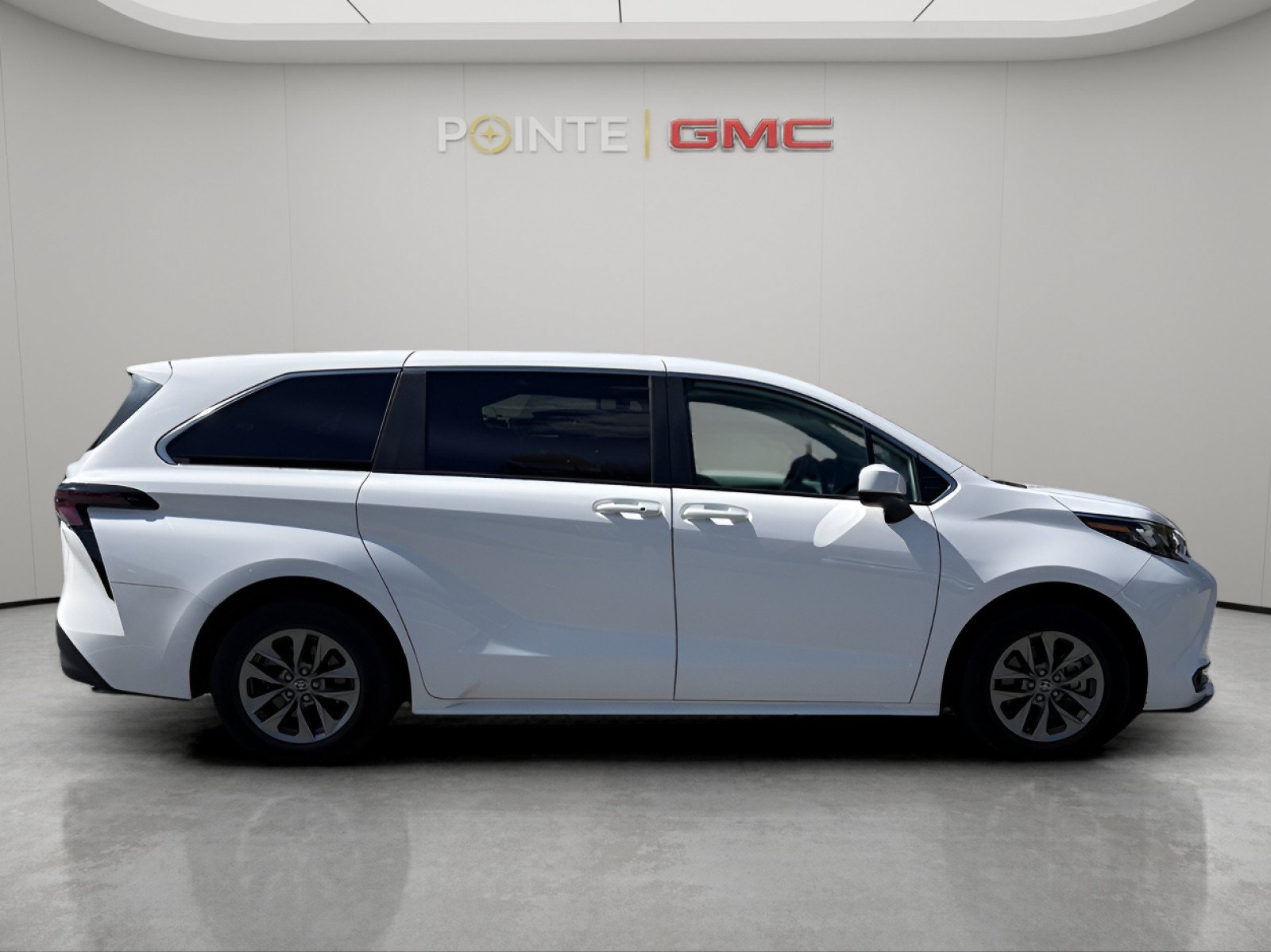 Used 2025 Toyota Sienna LE FWD image 2