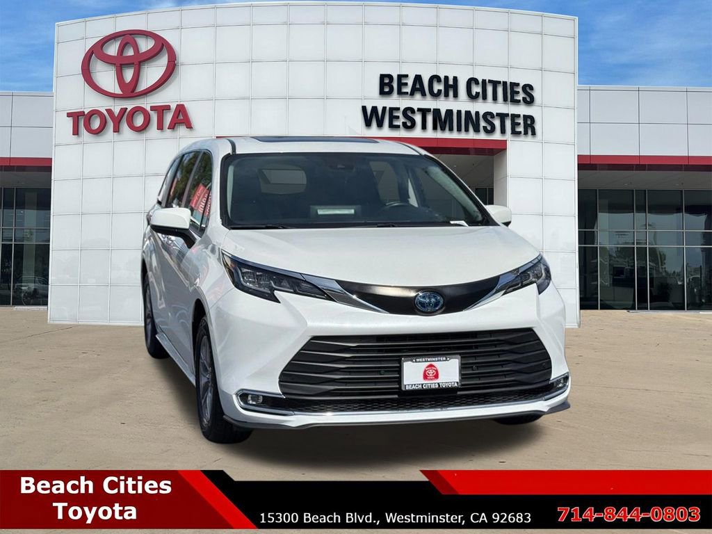 Certified 2022 Toyota Sienna XLE image 3