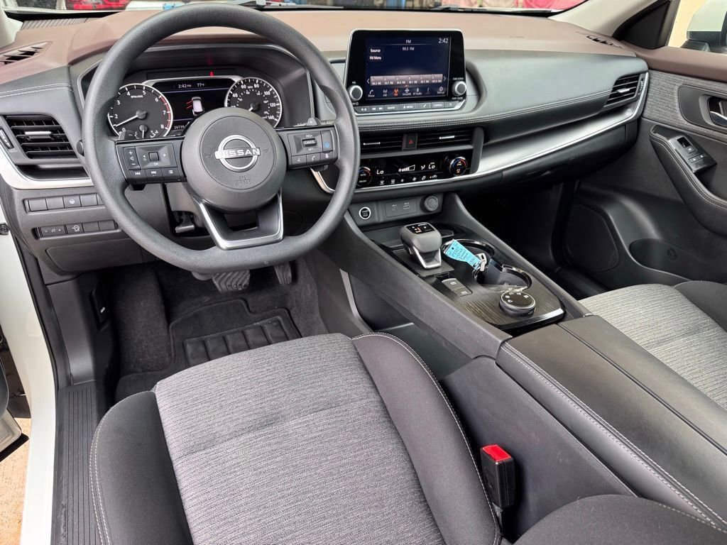 Used 2023 Nissan Rogue SV image 2