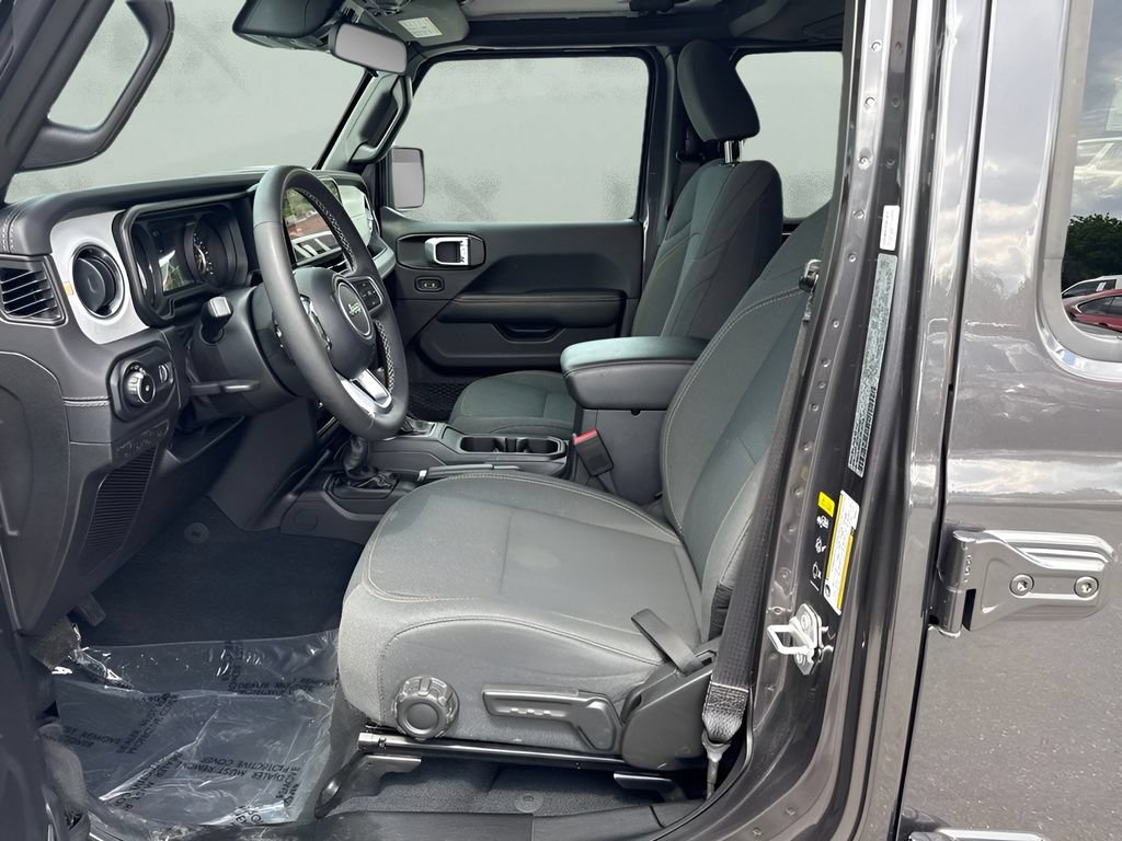 Used 2025 Jeep Wrangler Unlimited Sahara AWD/4WD image 9