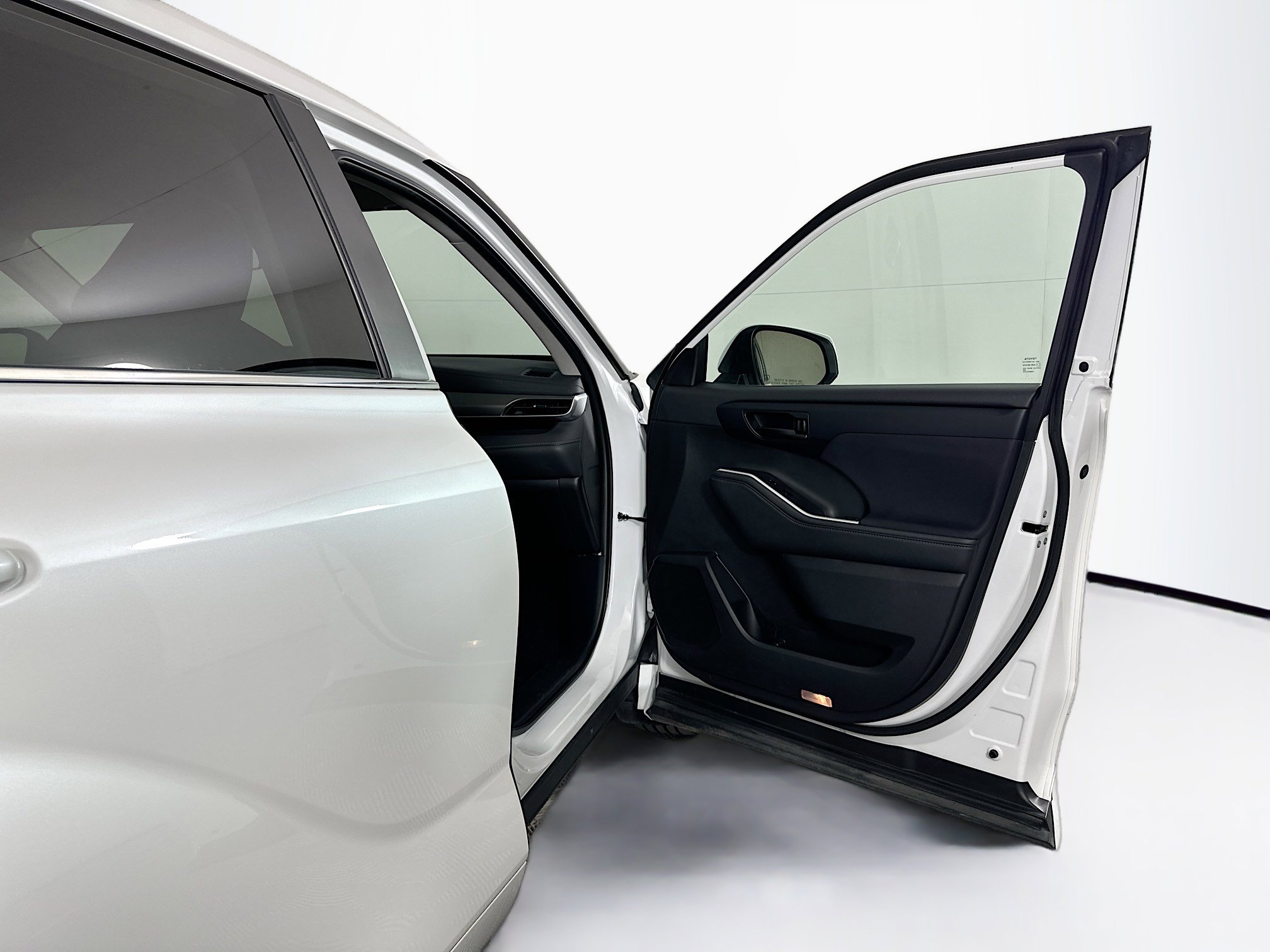 Used 2024 Toyota Highlander LE image 33