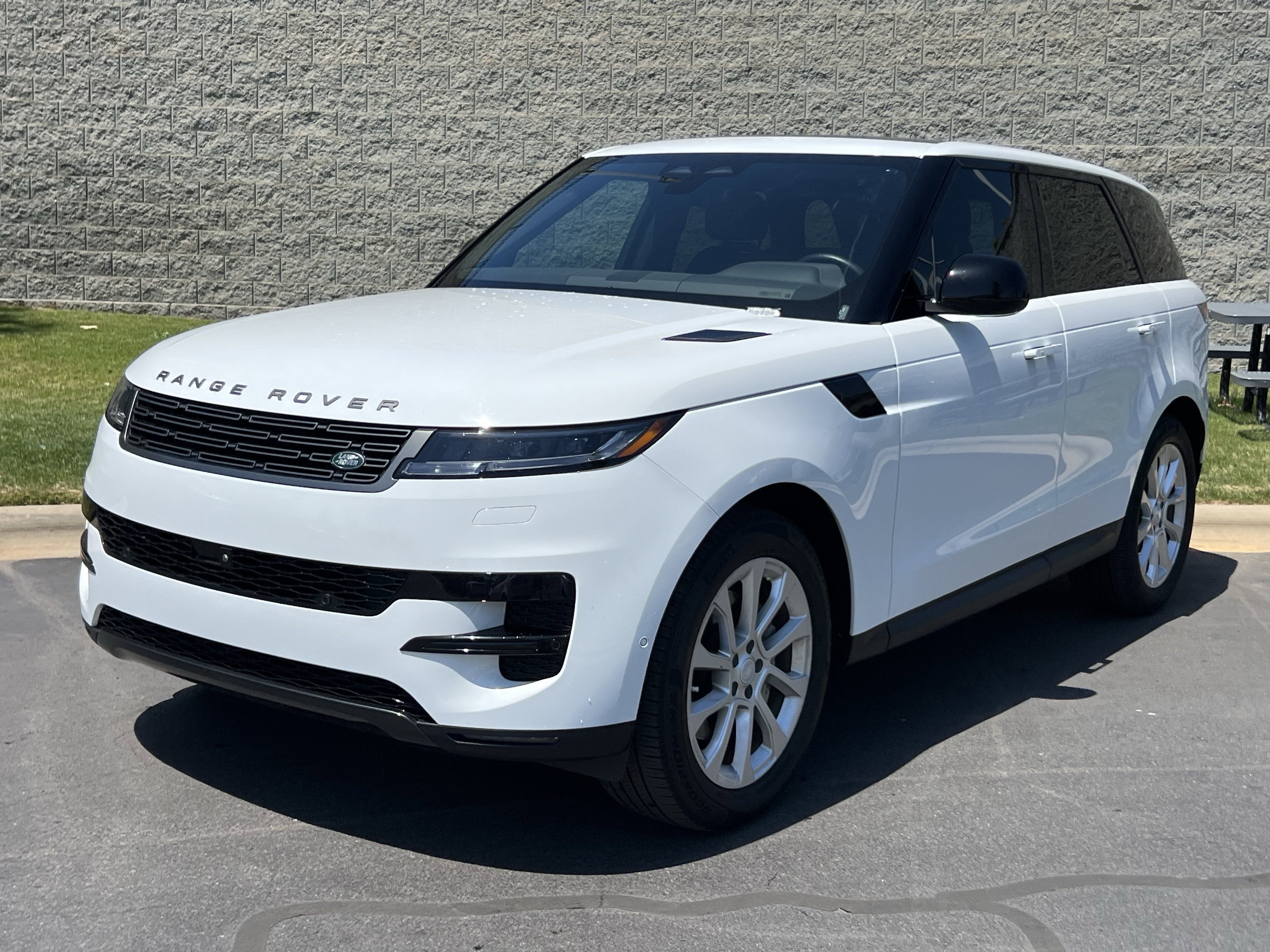 Used 2025 Land Rover Range Rover Sport S AWD/4WD image 2