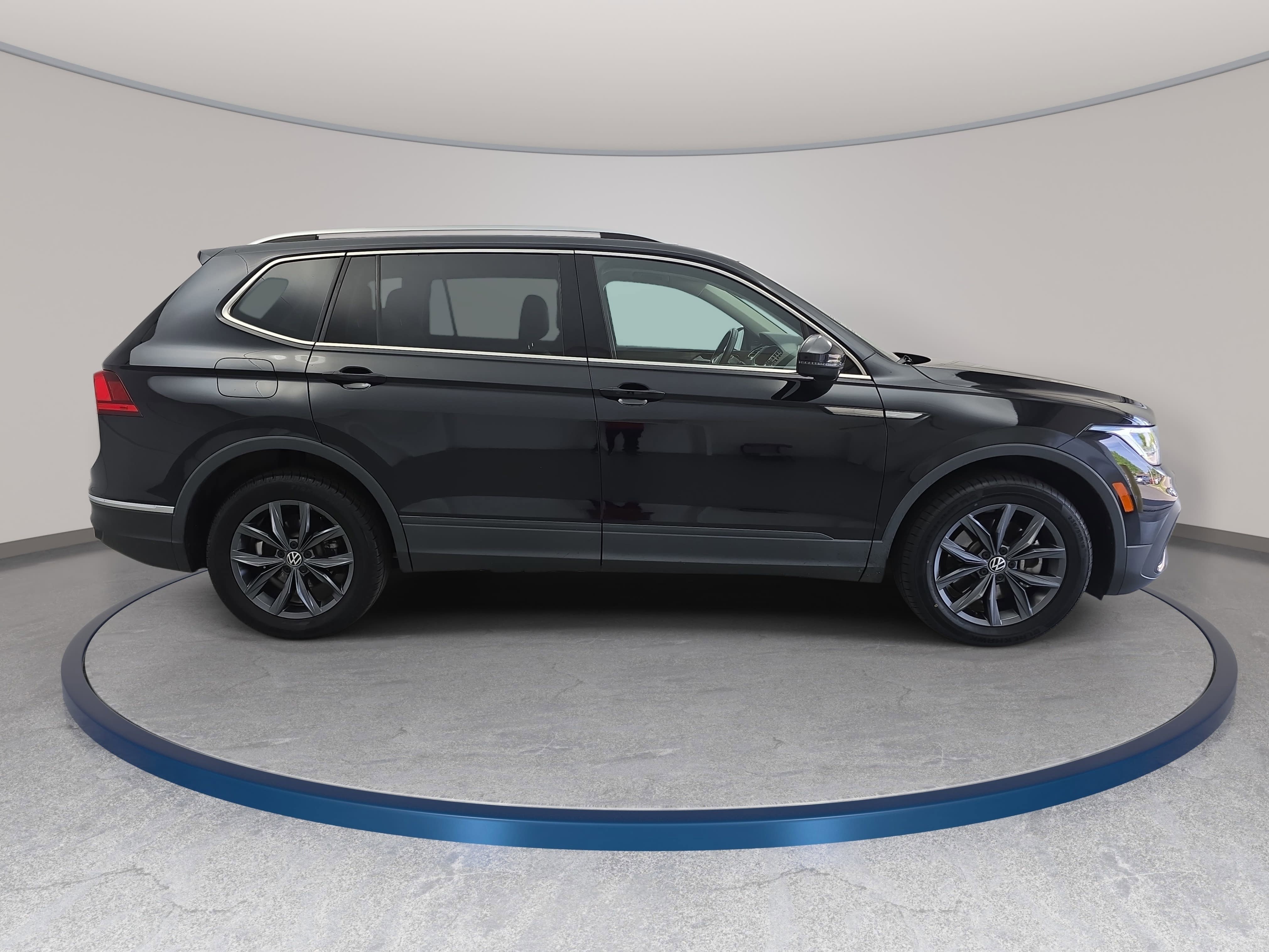 Used 2022 Volkswagen Tiguan SE w/ Panoramic Sunroof Package image 4