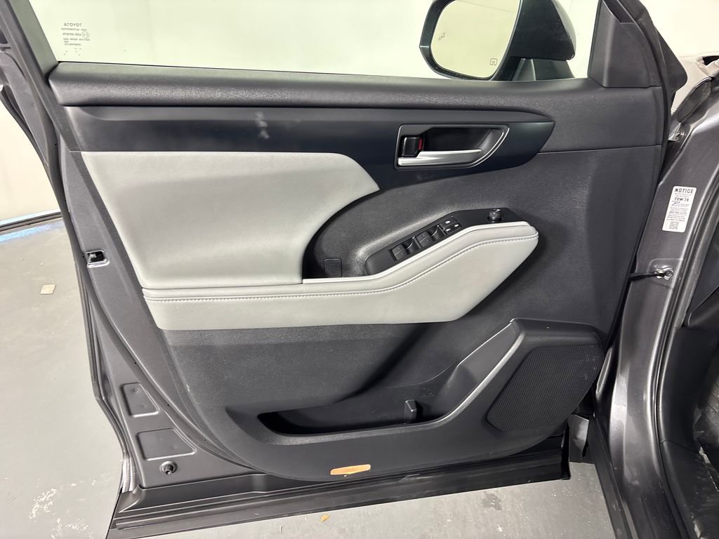 Used 2023 Toyota Highlander XLE image 28