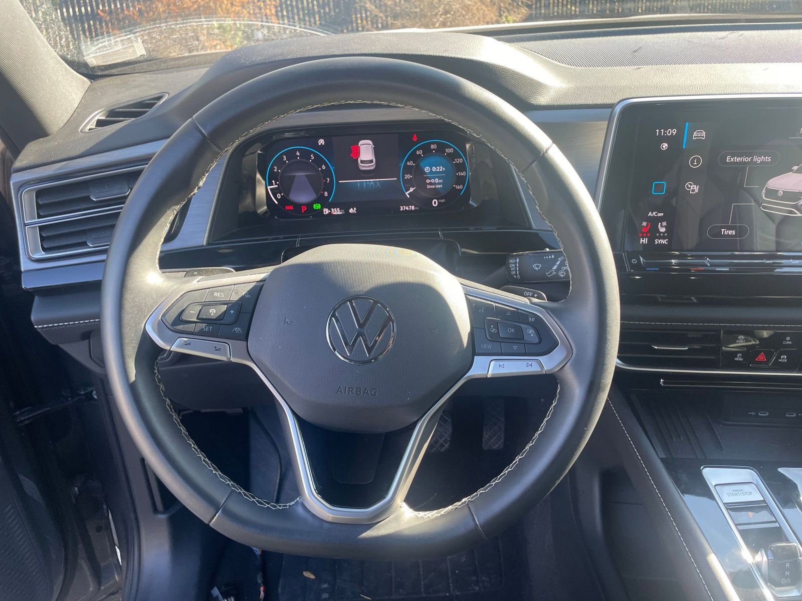 Used 2025 Volkswagen Atlas Cross Sport SE image 32