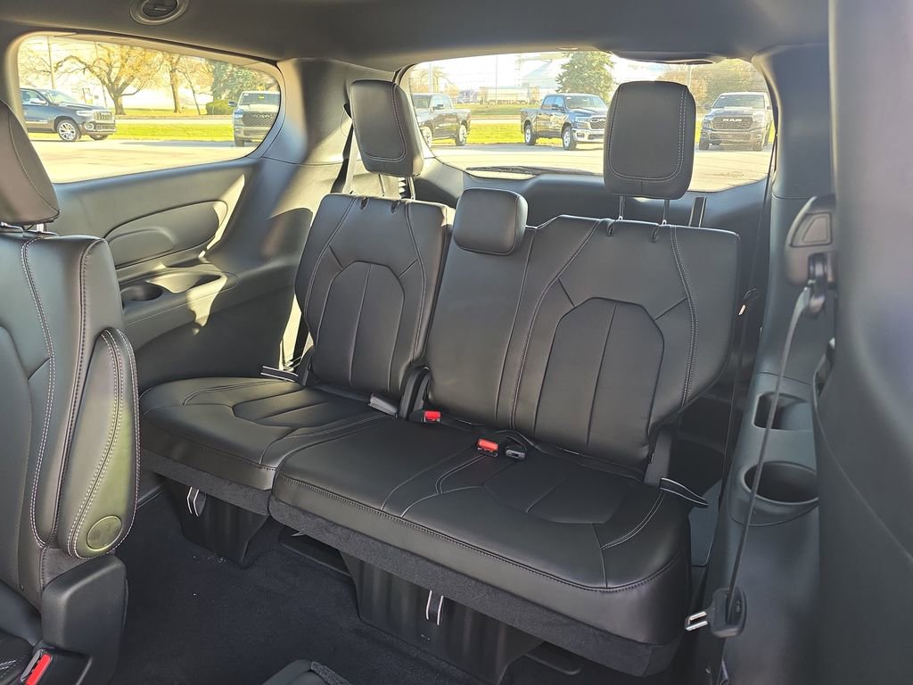 New 2026 Chrysler Pacifica Select image 10