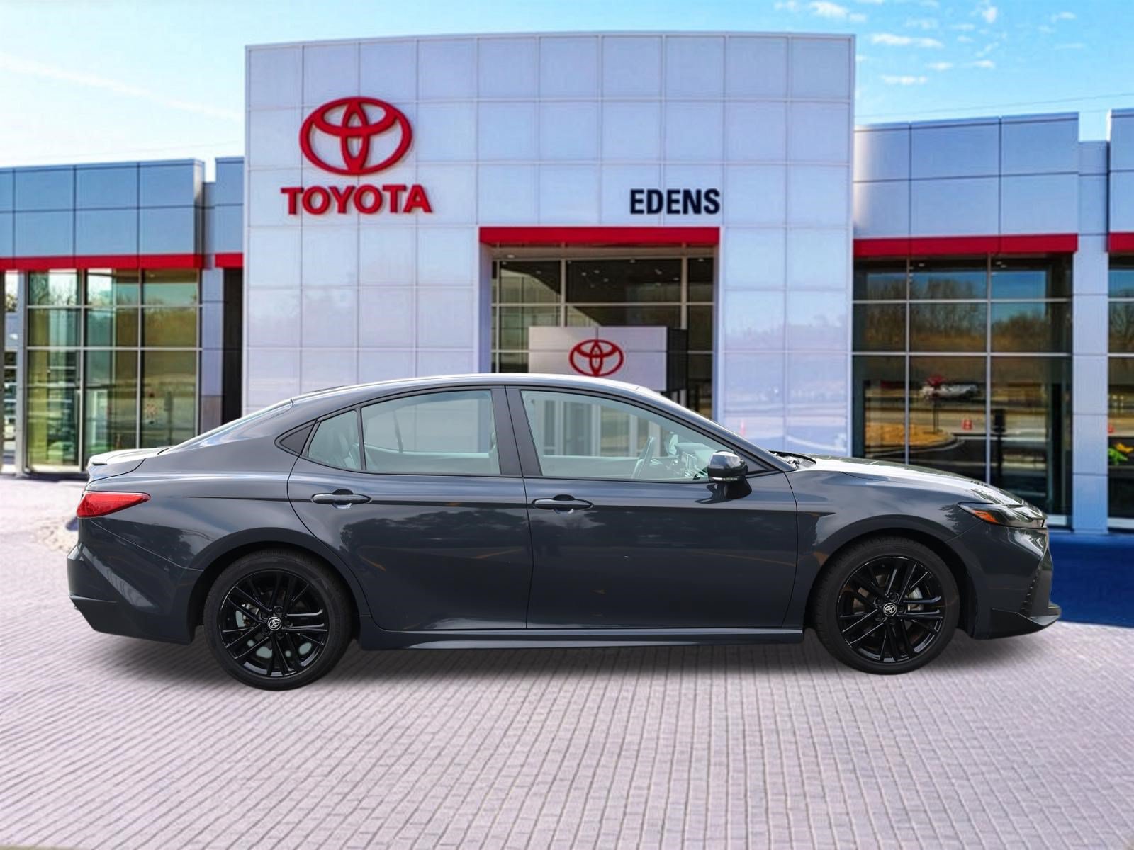 Used 2025 Toyota Camry SE FWD image 2