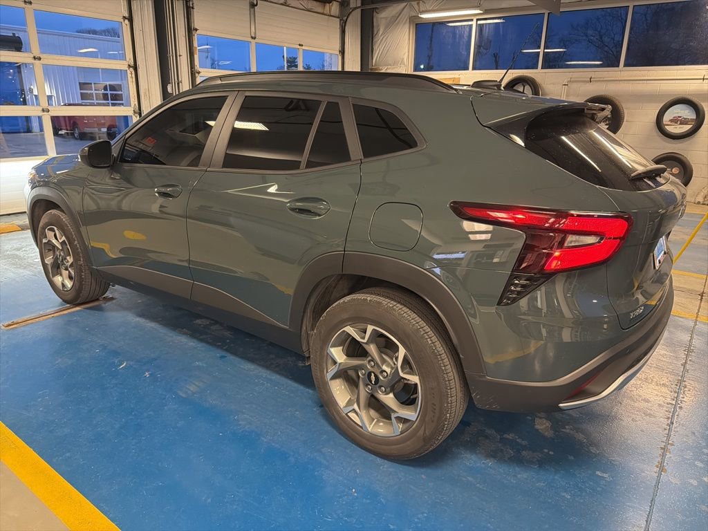 Used 2025 Chevrolet Trax LT w/ Sunroof Package image 4