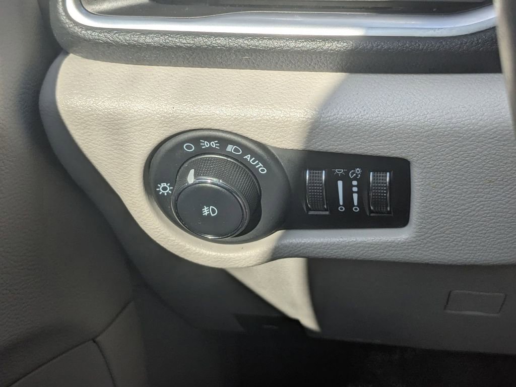 Used 2023 Chrysler Pacifica Limited image 17