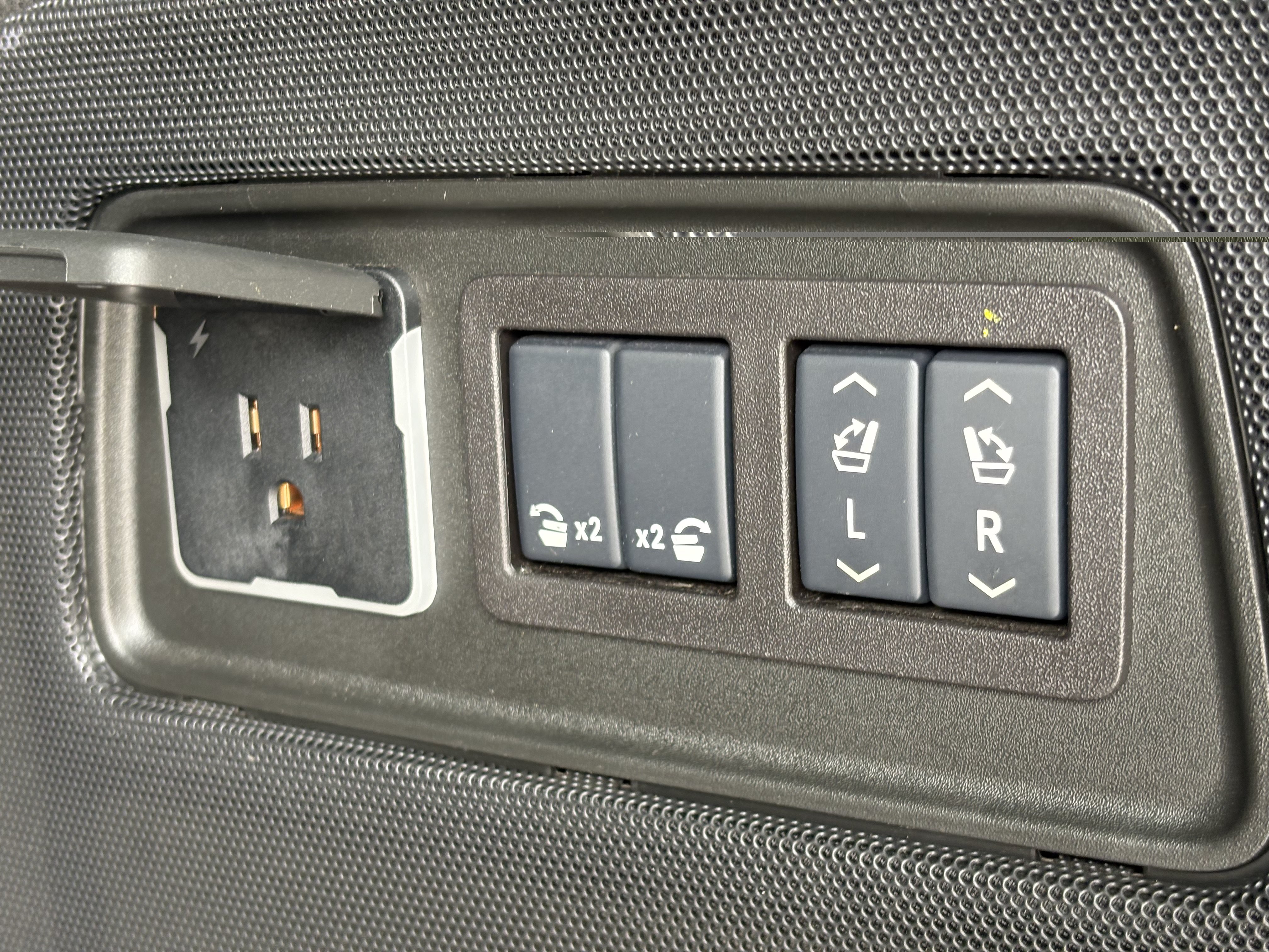 Used 2025 Cadillac Escalade ESV V AWD/4WD image 10