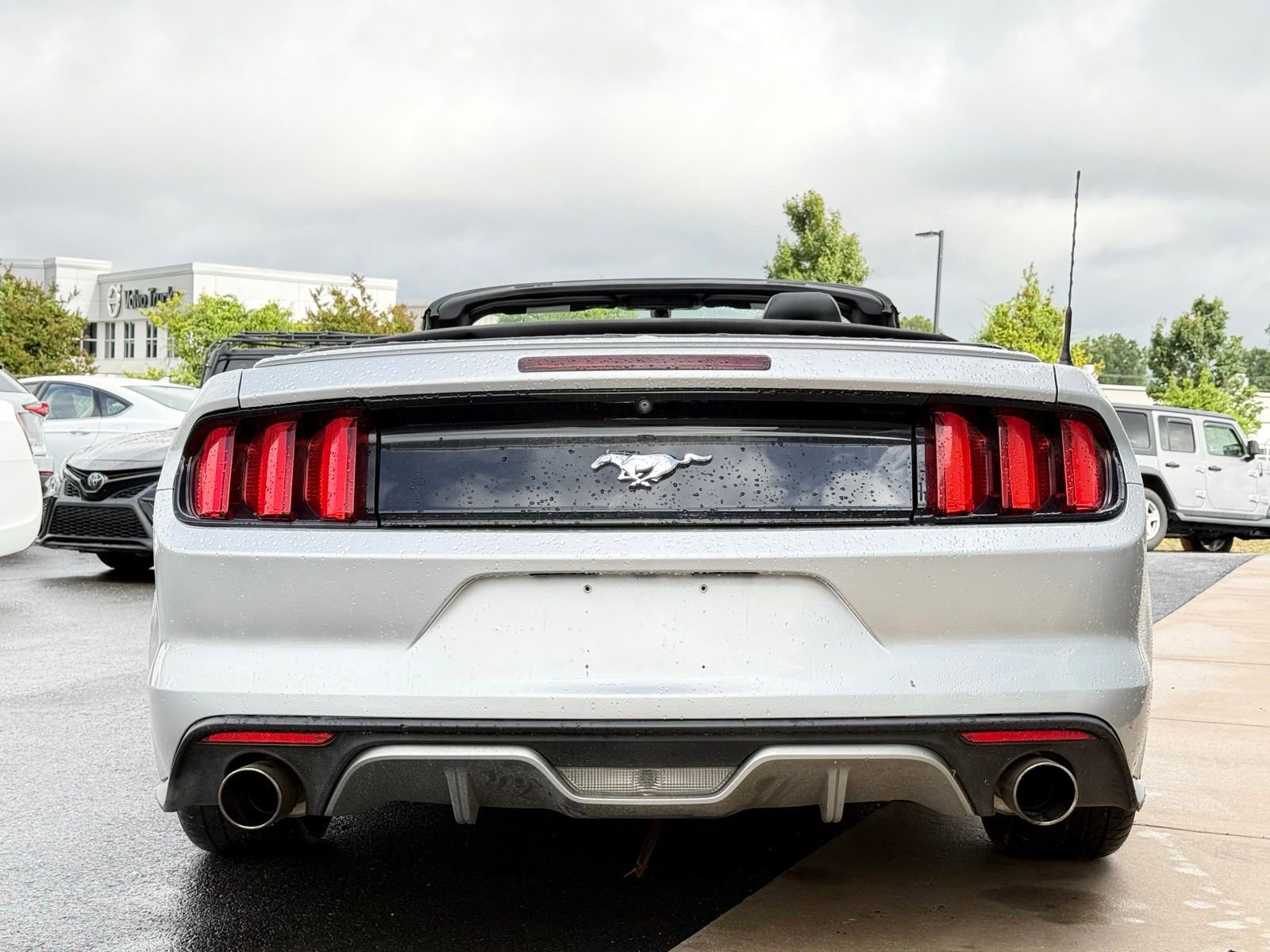 Used 2017 Ford Mustang Premium RWD image 10