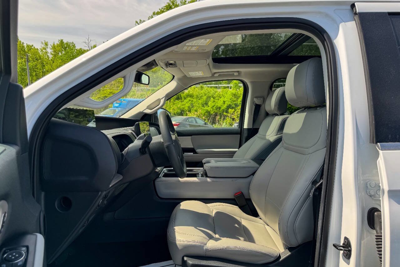 Used 2025 Ford Expedition Active AWD/4WD image 25