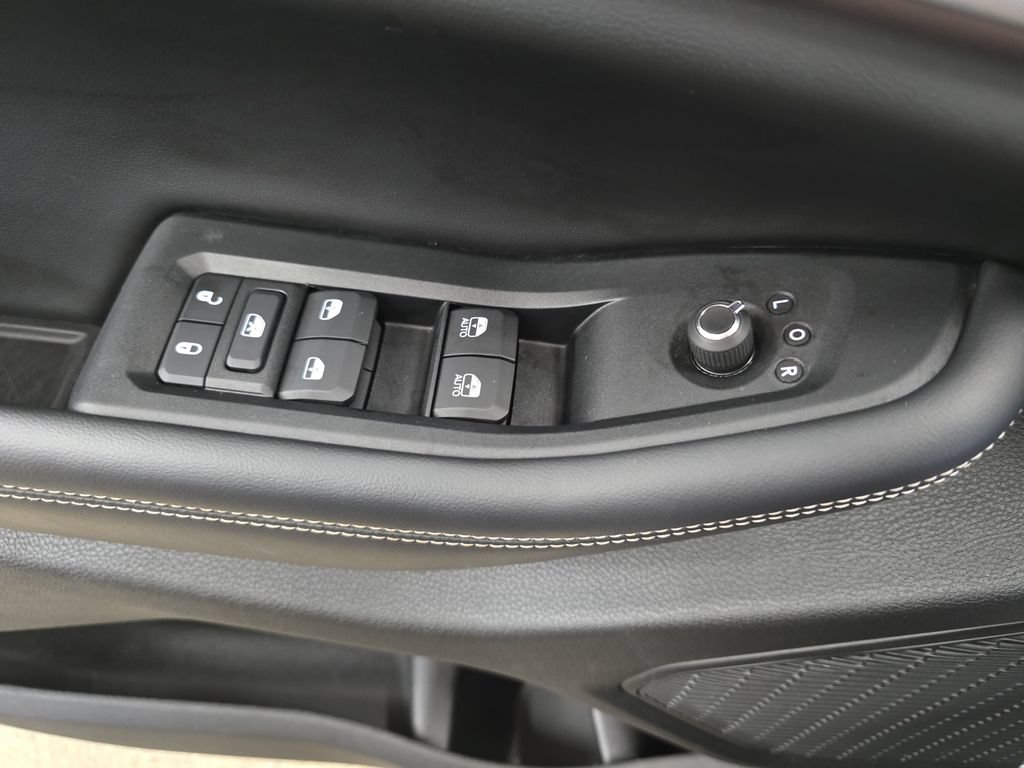 Used 2023 Jeep Grand Cherokee L Limited AWD/4WD image 29