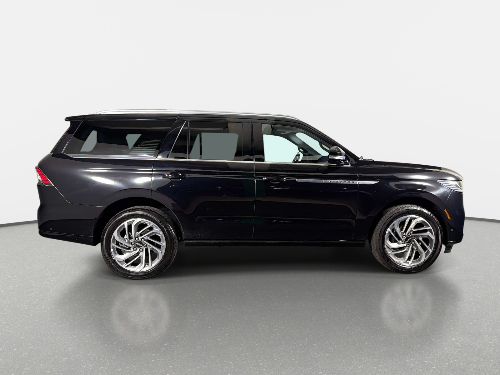 Used 2025 Lincoln Navigator Reserve AWD/4WD image 2