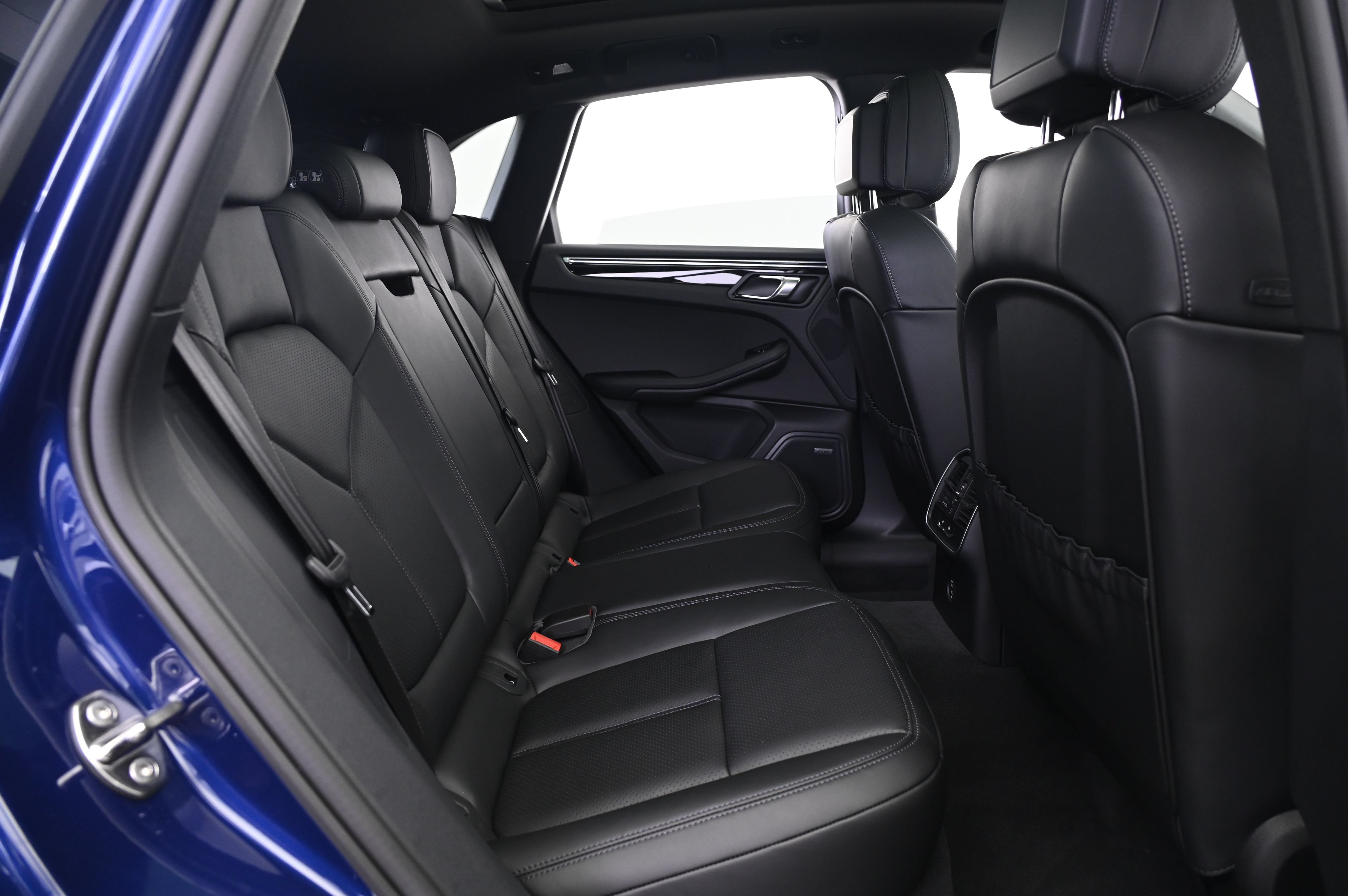 Certified 2026 Porsche Macan AWD/4WD image 18