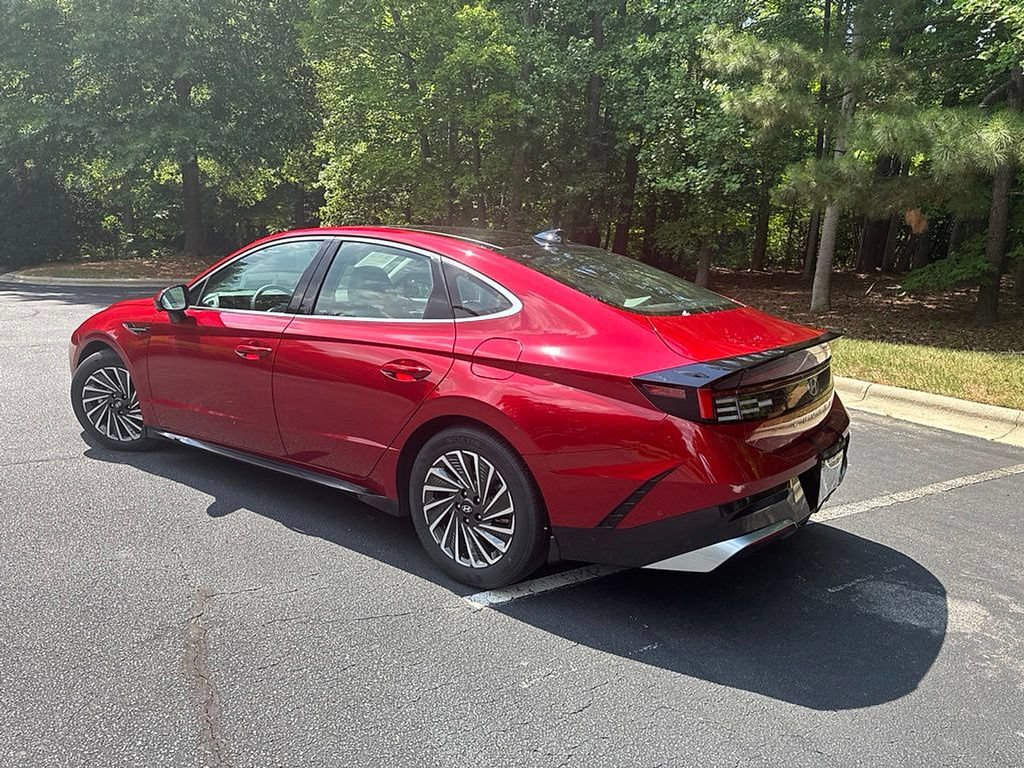 Used 2025 Hyundai Sonata Limited FWD image 4
