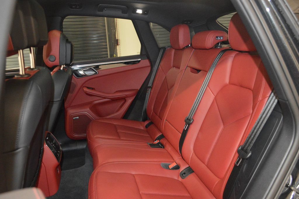 Certified 2025 Porsche Macan AWD/4WD image 35