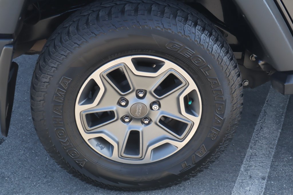 Used 2018 Jeep Wrangler Unlimited Rubicon w/ Connectivity Group AWD/4WD image 14