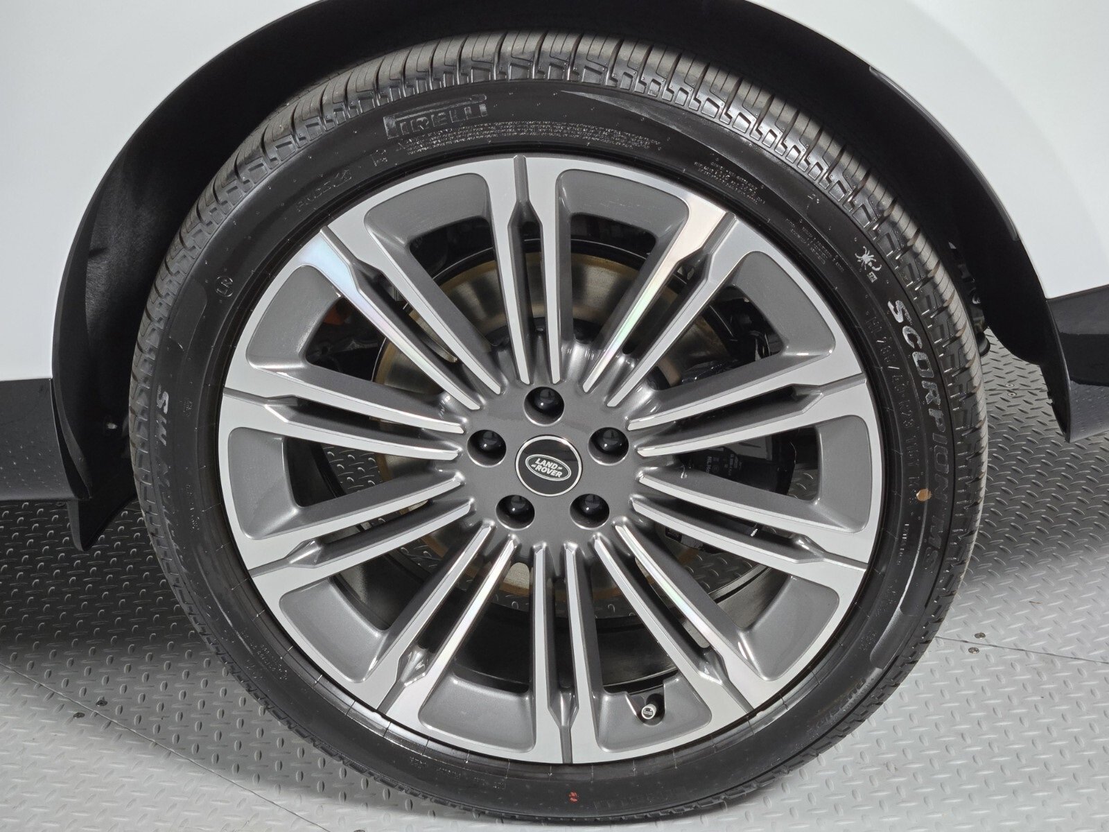 New 2025 Land Rover Range Rover Long Wheelbase SE image 10