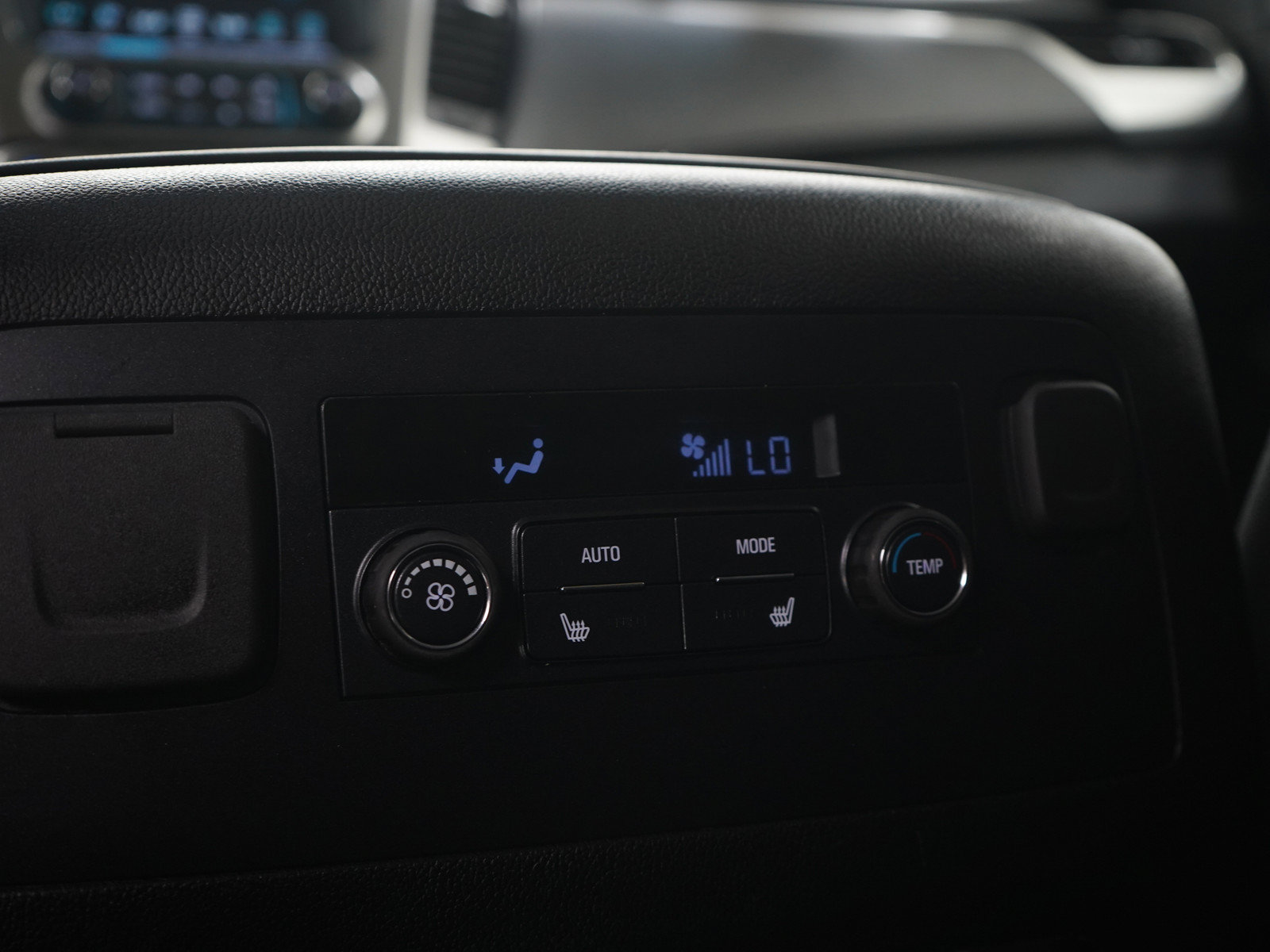 Used 2018 Chevrolet Suburban Premier w/ RST Edition AWD/4WD image 18