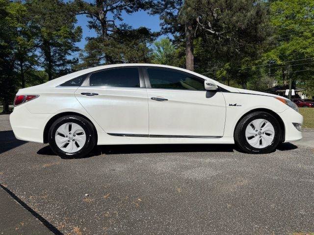 Used 2015 Hyundai Sonata Hybrid image 2