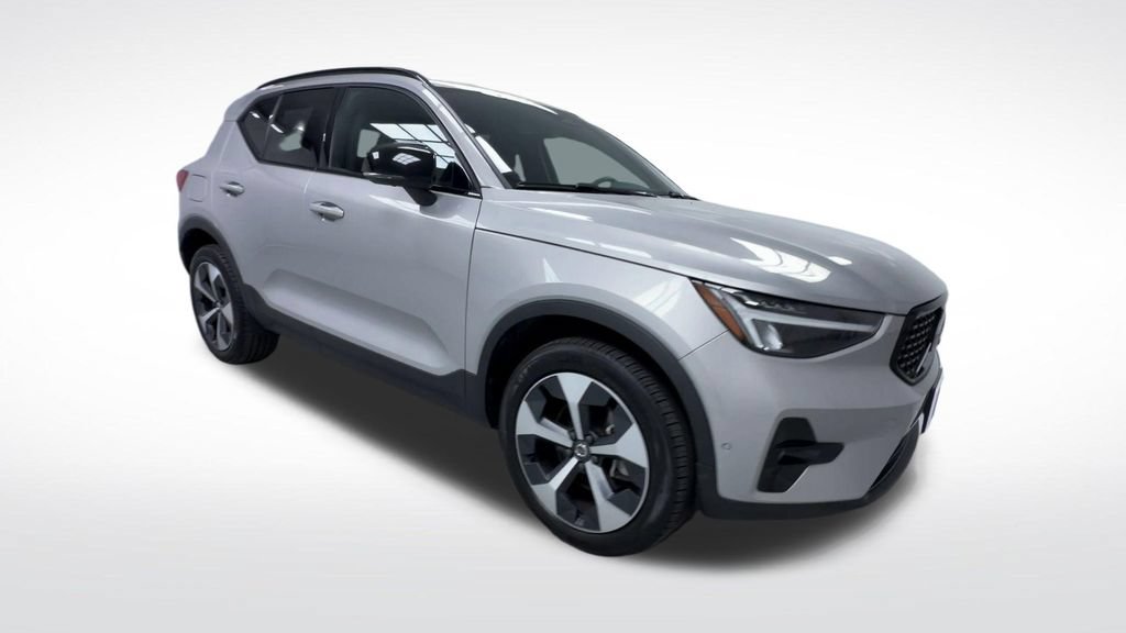 Used 2025 Volvo XC40 B5 Plus AWD/4WD image 2
